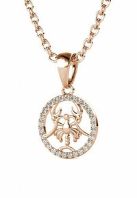 Collana a catena in oro rosa con un pendente circolare decorato con un design di granchio, arricchito da diamanti simulati sul bordo esterno.