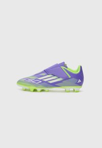 Scarpa da calcio viola con accenti verdi, dotata di una tomaia testurizzata, cintura regolabile e tacchetti modellati per una migliore trazione. Design aerodinamico.