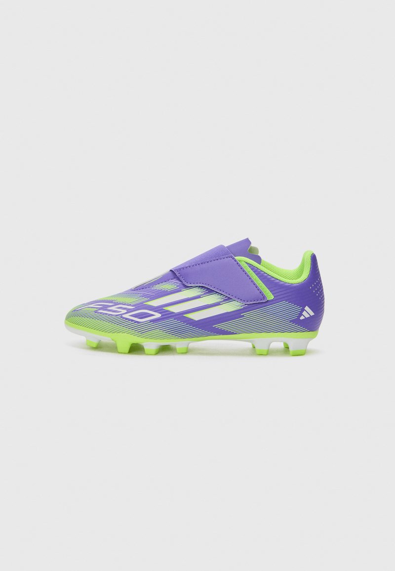 Scarpa da calcio viola con accenti verdi, dotata di una tomaia testurizzata, cintura regolabile e tacchetti modellati per una migliore trazione. Design aerodinamico.