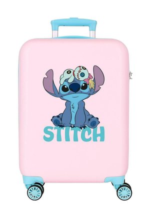 Maleta rígida rosa con asa y ruedas azules, con un personaje de dibujos animados Stitch azul que lleva un sombrero con botones en los ojos y el texto "STITCH" debajo.