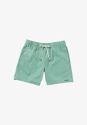 Shorts de bain vert menthe clair en tissu doux, dotés d'une taille élastique avec cordon de serrage et de poches latérales, avec un petit logo noir en bas à gauche.