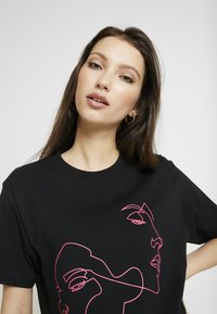 Mister Tee LADIES ONE LINE TEE - Tričko s potlačou - black