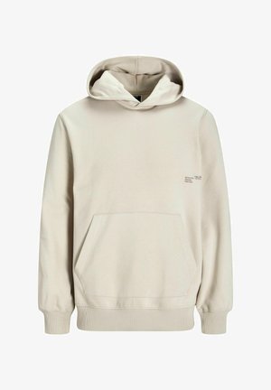 Beige capuchon sweatshirt gemaakt van zachte stof. Bevat een voorzak, ribgebreide manchetten en een klein gedrukt detail op de borst.