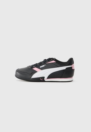 Svart Puma-sneaker med vita och rosa ränder, snörning och texturerad svart sula på en enkel ljusgrå bakgrund.