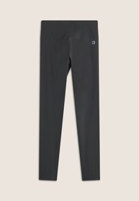 Leggings neri realizzati in tessuto elasticizzato, con una cintura larga, texture liscia e un piccolo logo vicino alla vita in un colore a contrasto.