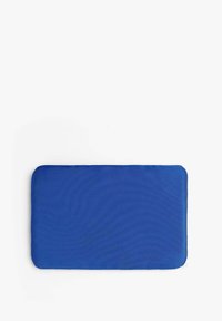 Cojín rectangular azul con esquinas redondeadas, hecho de una tela suave. Textura lisa con un color sólido y sin patrones ni acentos visibles.