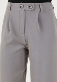 Unselected, grey