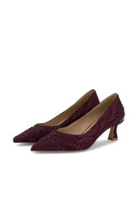Escarpins en daim bordeaux à bouts pointus, ornés de strass violets en motif ondulé, dotés d'un talon bas et transparent.
