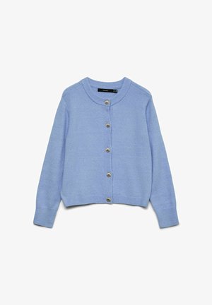 Cardigan tricoté bleu clair avec un col rond et des poignets côtelés. Présente six boutons dorés en forme de coquillage sur le devant.