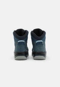 Gli stivali da trekking blu presentano una combinazione di materiali in suede e mesh, con un design alto, suole in gomma e aperture imbottite per il comfort.