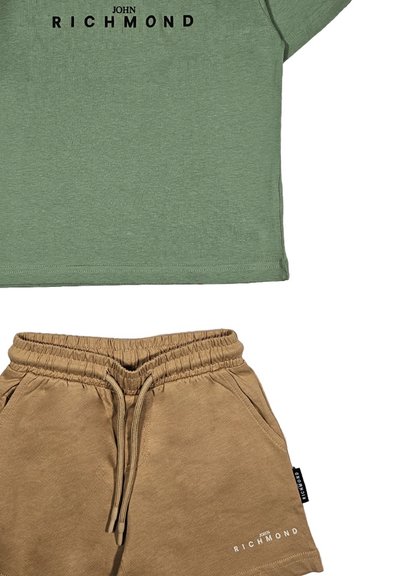 T-shirt verde in cotone con logo nero e pantaloni corti beige in cotone con vita elastica e tasche laterali.