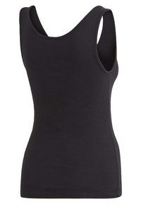 Svart ärmlös linne med en figursydd design. Tillverkat av ribbat tyg, har en rundad halsringning och en slät struktur.