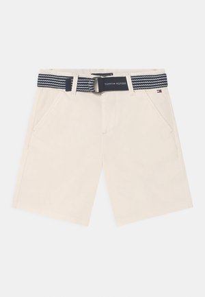 Beżowe szorty z przednimi kieszeniami oraz granatowy pleciony pasek z metalową klamrą i logo "Tommy Hilfiger".