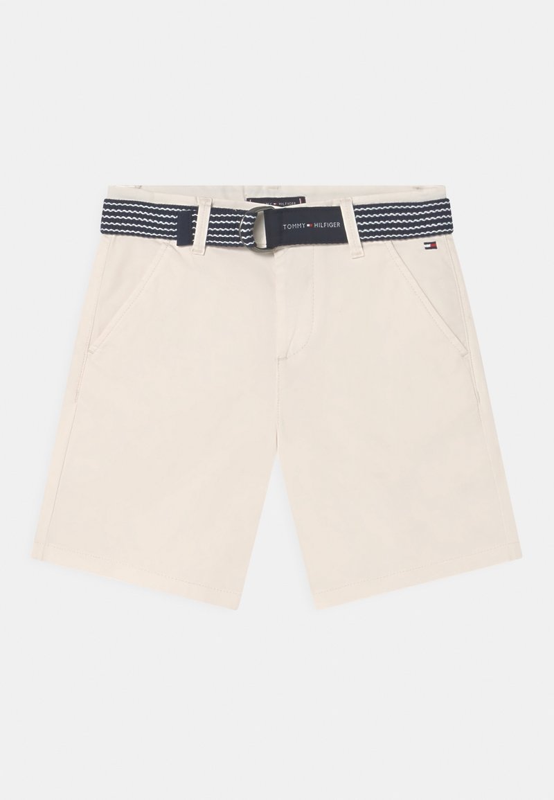 Short beige avec poches avant et ceinture tissée bleu marine dotée d'une boucle métallique et du logo "Tommy Hilfiger".