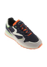 Sneaker in rete e suede blu navy con accenti grigi, lacci arancioni e dettagli verde lime. Suola testurizzata con design del battistrada arancione e grigio.
