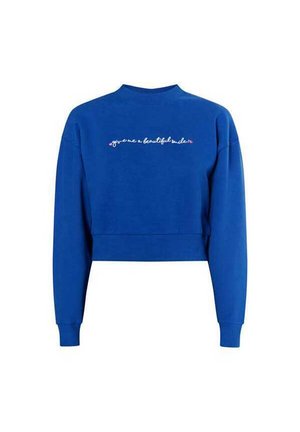 Kék, rövid fazonú pulóver puha anyagból. Hosszú ujjú, kerek nyakkivágással és rózsaszín hímzett szöveggel a hátoldalán.