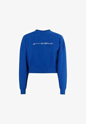 Kék, rövid fazonú pulóver puha anyagból. Hosszú ujjú, kerek nyakkivágással és rózsaszín hímzett szöveggel a hátoldalán.