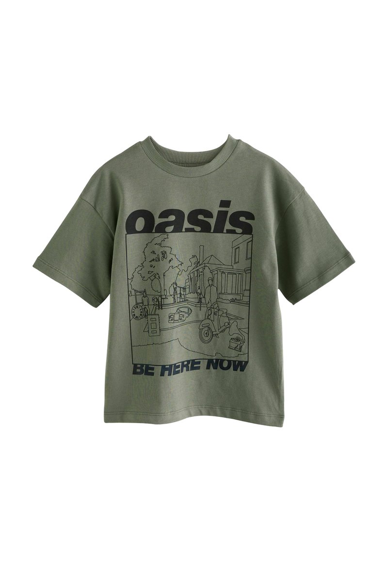 Olivegrünes T-Shirt mit einer Linienzeichnung einer Straßenszene, die Menschen, Bäume und den Text "oasis Be Here Now" zeigt.
