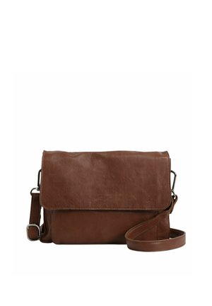 Geantă crossbody din piele maro, cu bretea reglabilă și închidere cu clapetă, expusă pe un fundal alb.