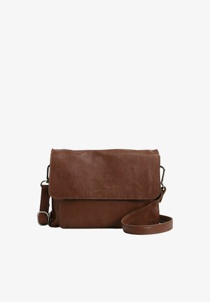 Barna bőrből készült keresztpántos táska állítható pánttal és fedéllel, fehér háttér előtt bemutatva.