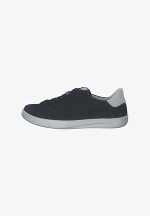 Marineblaue Wildledersneaker mit einer weißen Gummisohle, die ein klassisches Schnürdesign und ein glattes Rückenteil aufweist. Die Seitenansicht zeigt subtile Nähte.