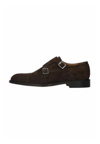Chaussure double monk en daim brun avec boucles argentées, forme de nez courbé, semelle en cuir et texture lisse. Vue de côté affichée.