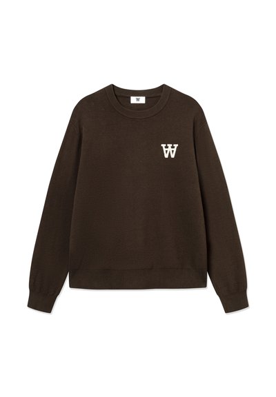 Sudadera marrón de punto con cuello y puños acanalados, que presenta un pequeño logo bordado en blanco en el pecho. Diseño clásico de cuello redondo.
