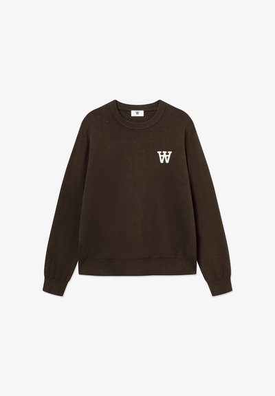 Sudadera marrón de punto con cuello y puños acanalados, que presenta un pequeño logo bordado en blanco en el pecho. Diseño clásico de cuello redondo.
