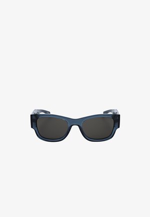 Occhiali da sole con montatura in plastica blu scuro, forma rettangolare, lenti scure e dettagli argentati sulle aste.