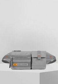 Marsupio in nylon grigio con due scomparti con cerniera, uno con chiusura a patta. Presenta un accento arancione e una tracolla regolabile.