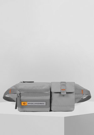 Marsupio in nylon grigio con due scomparti con cerniera, uno con chiusura a patta. Presenta un accento arancione e una tracolla regolabile.