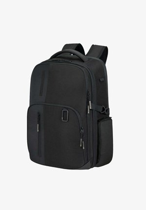 Zaino in tessuto nero con diverse tasche con zip, spallacci imbottiti e tasca laterale. Presenta un design elegante e strutturato.