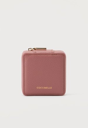 Kvadratisk mauve læderpung med guldfarvet lynlås og COCCINELLE-logo præget i guld midt for på forsiden.
