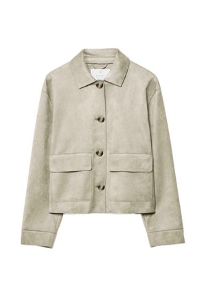 Gekürzte, langärmelige Jacke aus hellbeigem Wildleder. Verfügt über einen Hemdkragen, drei Knöpfe an der Vorderseite und zwei große Brusttaschen.