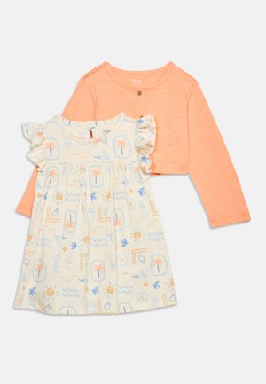 Weißes Kleinkindkleid mit pastellfarbenem Strandmotiv und Rüschenärmeln, kombiniert mit einem pfirsichfarbenen Bolero-Pullover mit langen Ärmeln, Größe 24 Monate.