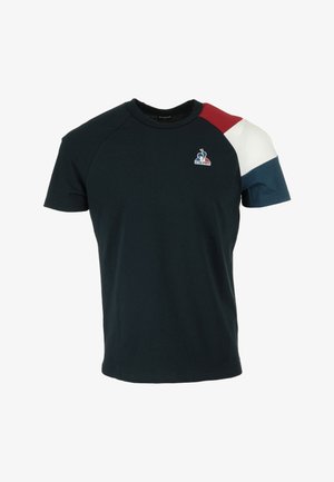 Czarna męska koszulka z krótkimi rękawami, z czerwonymi, białymi i niebieskimi blokami kolorów na prawym ramieniu oraz małym logo na lewej piersi.