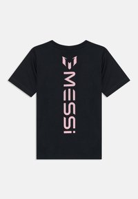 Svart kortermet t-skjorte med stor rosa "MESSI" tekst vertikalt plassert på ryggen, laget av bomullsmateriale.