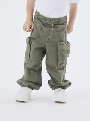 Pantaloni cargo khaki con vita elastica, cordoncino regolabile e polsini elastici. Presentano diverse tasche laterali e una trama morbida.