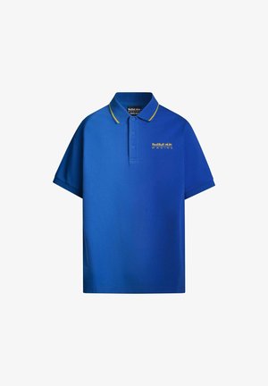 Polo azul con mangas cortas, acentos de color amarillo en el cuello y el logotipo de Red Bull Racing bordado en el pecho. Textura de tela suave.
