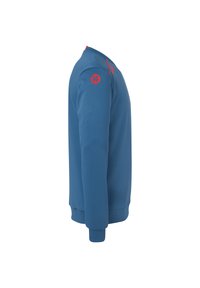 Sweatshirt bleu avec un accent rouge au col et un logo sur l'épaule gauche. Il possède des manches longues et un design classique à col rond.