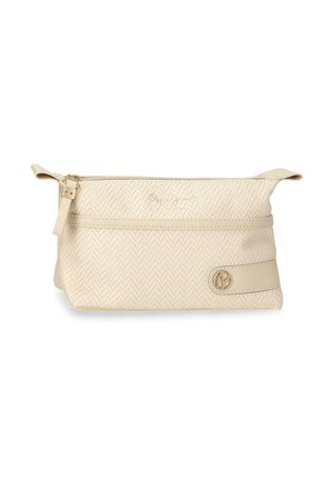 Bolsa de cosméticos beige con textura, cierre de cremallera, pequeño asa y banda decorativa con costuras y logo metálico redondo en el frente.