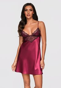 Burgundy satin nattlinne med spetsdetaljer, justerbara axelremmar, en figursydd liv och en flödande kjol. Mjuk textur och elegant design.