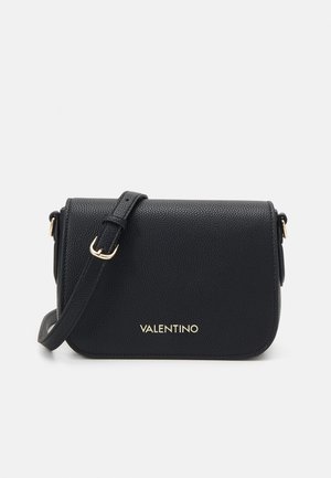 Sac bandoulière en cuir noir avec une finition texturée, matériel doré et fermeture à rabat. Il possède un devant marqué et une bandoulière ajustable.