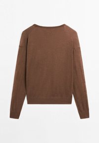 Brązowy sweter dzianinowy z długimi rękawami, okrągłym dekoltem i prążkowanym wykończeniem. Miękka tekstura, prosty design, jednolity kolor bez wzorów czy akcentów.