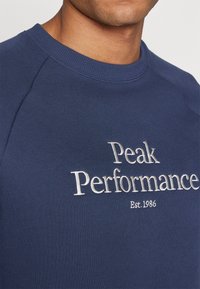 Peak Performance ORIGINAL CREW-BLACK-OFFWHITE - Sudadera - blue shadow/offwhite