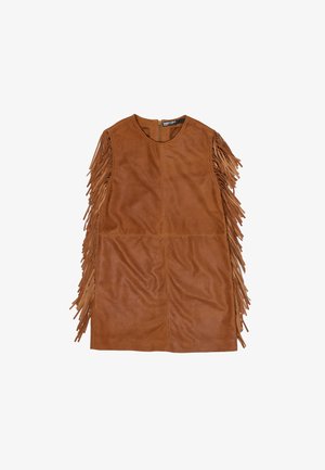 Bruine leren jurk met ronde halslijn, met lange franjes aan beide zijkanten en een centrale rits aan de achterkant. Soepele textuur.