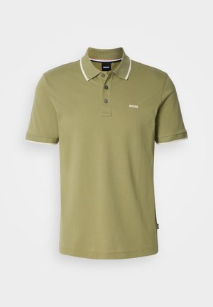 Oliven grøn polo shirt med en tre-knap placket, kontrasterende hvid krave og ærmekanter, samt et lille hvidt "BOSS" logo på brystet.