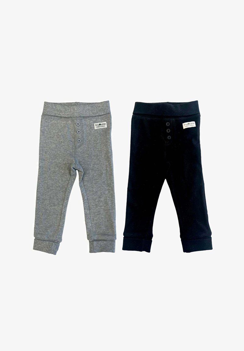 Zwei Paare Kinderhosen: eine graue mit glatter Textur und drei Knöpfen und eine schwarze aus einem weichen Stoff mit ähnlichem Knopfdesign.