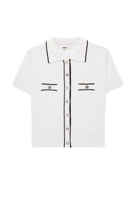 Polo shirt bianco a maniche corte con bordi neri, due taschini frontali piccoli con contorno nero e bottoni argentati sulla parte anteriore.