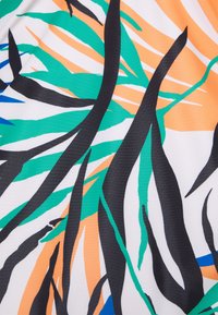 Tecido com um design vibrante, apresentando padrões de folhas abstratas em verde, preto, laranja e azul sobre um fundo branco. Textura suave.